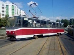 Традиционный "дрифт" трамвая в Харькове: вагон развернуло на мосту (ФОТО)