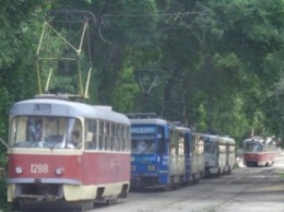 В Днепре сразу остановилось около десяти трамваев (ФОТО)