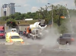 В Киеве возле метро Выдубичи прорвало водопровод. ФОТО+видео