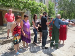 В Мелитополе за процессом укладки плитки во дворах следят "народные контролеры"