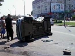 На улице XXII партсъезда в результате столкновения перевернулся автомобиль Hyundai