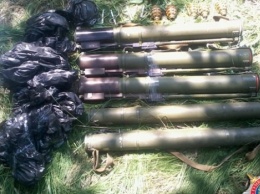 В Новгородском сотрудники МВД обнаружили в лесополосе 6 гранатометов, около 50 гранат и 850 патронов