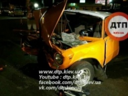 ДТП в Киеве: две легковушки врезались в кран, есть пострадавшие