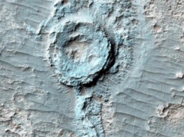 Ученые NASA заметили перевернутый кратер на Марсе