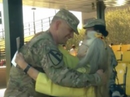 В течение 12 лет пожилая дама обнимала солдат в аэропорту. Однажды ее не оказалось на месте