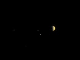 Аппарат Juno передал на Землю первый снимок Юпитера и его спутников