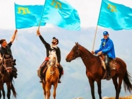 Президент и премьер-министр Украины поздравили крымскотатарский народ с Днем Флага