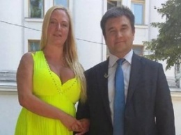 Сеть "порвало" фото главы МИД Украины с грудастой блондинкой