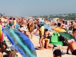 Апокалипсис в Геническе: пляжи забиты, полки магазинов не успевают пополнять (ВИДЕО)