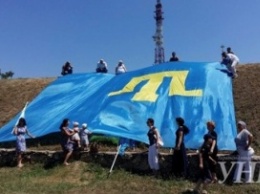 В Херсоне развернули большой крымскотатарский флаг