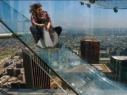 В Лос-Анджелесе на 300-метровой высоте открыли стеклянную горку