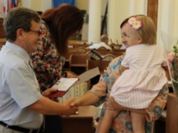 Многодетным семьям Ялты вручили удостоверения российского образца