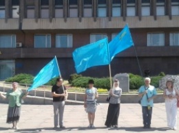 Запорожцы скромно отметили день крымскотатарского флага