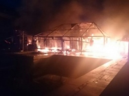 В Каменском возле «Мира» сгорели торговый павильон и летнее кафе