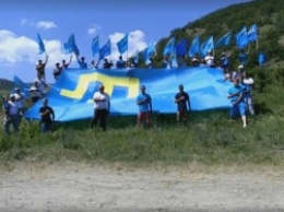 В Восточном Крыму состоялся автопробег ко Дню крымскотатарского флага (ВИДЕО)