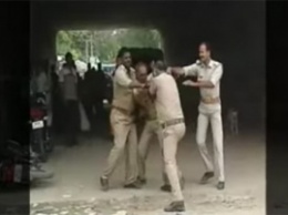 В Индии полицейские подрались из-за взятки