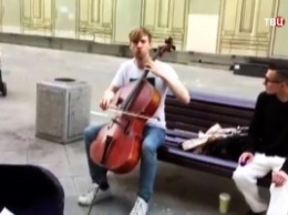 Больше трех не собираться: в Москве задержали уличного музыканта за толпу зрителей (фото)