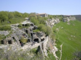 Пещерные города Крыма очистят от надписей и бытового мусора