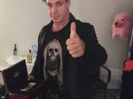 Золотой iPhone 6s для Rammstein: Caviar созналась в подделке фотографий Линдеманна