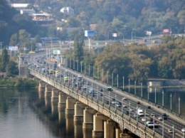 В Киеве на несколько дней ограничат движение по мосту Патона