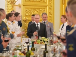 Путин в цветнике молоденьких девушек в погонах (ФОТО)