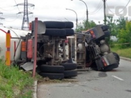 На въезде в Екатеринбург перевернулся грузовик с газовой цистерной