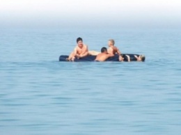 На запорожском курорте мужчину с ребенком унесло в открытое море