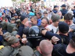 В Одессе противники Труханова попытались прорваться в горсовет. В ход пошел газ