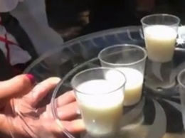 Как реагируют люди на предложение "выпить грудное молоко" (эксперимент)
