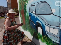 Запорожанка Эдита расскрашивает скучные гаражи яркими красками