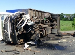 В Полтавской обл. иномарка столкнулась с грузовым фургоном: один человек погиб, трое пострадали