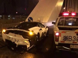 Полицейский пикап разбил заднюю часть Ferrari 458 Italia
