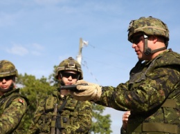 Харпер: Канадские инструкторы будут тренировать украинских солдат