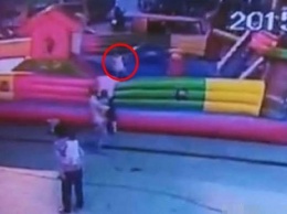 В Китае 3-летняя девочка погибла, упав с надувного замка, унесенного ветром
