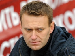 Алексея Навального неизвестные забросали тухлыми яйцами в Новосибирске