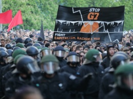 В Баварии полиция на руках выносит участников акции STOP G7
