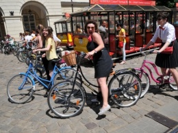 Во Львове прошел велопарад для девушек и женщин