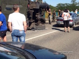 ДТП под Харьковом: на путепроводе опрокинулся грузовик с военными. ФОТО