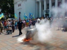 Одесский горсовет окутало дымом