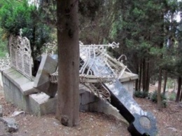 В Алупке на кладбище разрушили могилу московского профессора Боброва