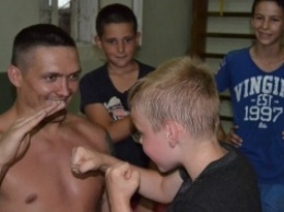 Боксер Усик встретился с юными спортсменами в оккупированном Крыму