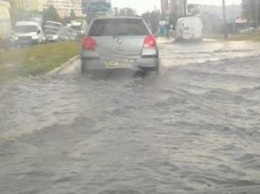 Запорожские автомобилисты "поплыли" по Набережной (ФОТОФАКТ)