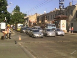 Из-за гениальности одесских дорожников возле «Привоза» образовался транспортный коллапс (фото)