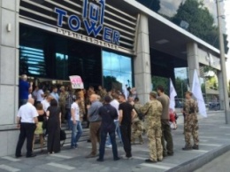 Бойцы "Донбасса" пикетируют офис ДТЭК в Киеве (ФОТО)