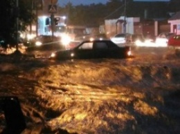Наводнение в Ростове: затопленные улицы, оборванные провода, есть погибшая и раненые