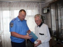 Славянские полицейские поздравили своего коллегу с 85-летием