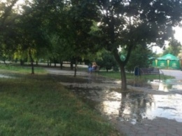 По центру Мариуполя вода бежала рекой всю ночь и подтопила тротуары у "Успеха" на пр. Мира (ФОТО, ВИДЕО)