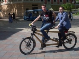 Двое австрийцев приехали в Черновцы на бамбуковом велосипеде
