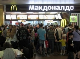 Россияне устроили жуткую давку на открытии McDonald’s в Барнауле (ВИДЕО)