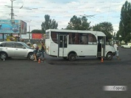 В Николаеве возле автовокзала маршрутка попала в ДТП